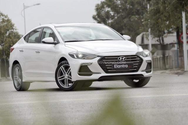 Hyundai Elantra   2018 - Cần bán xe Hyundai Elantra năm sản xuất 2018, màu trắng