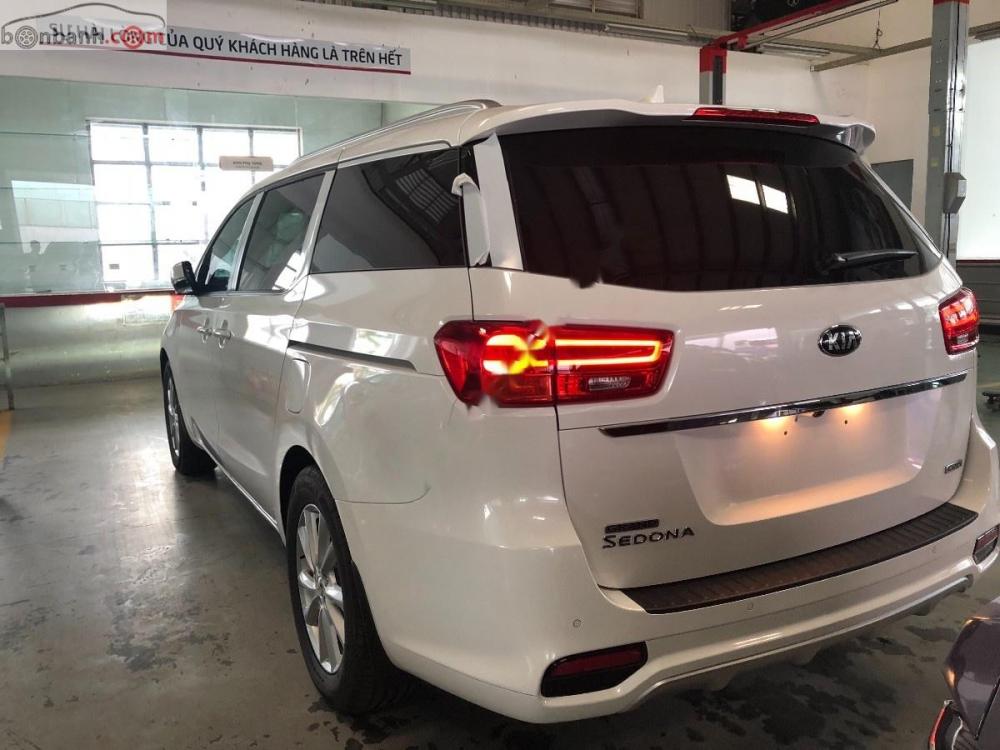 Kia Sedona Platinum D 2018 - Bán xe Kia Sedona Platinum D sản xuất năm 2018, màu trắng