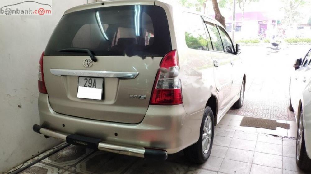 Toyota Innova 2.0E 2013 - Bán Toyota Innova 2.0E sản xuất năm 2013, màu vàng chính chủ, giá 545tr