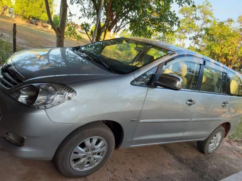 Toyota Innova 2010 - Cần bán lại xe Toyota Innova sản xuất năm 2010, màu bạc, nhập khẩu nguyên chiếc giá cạnh tranh