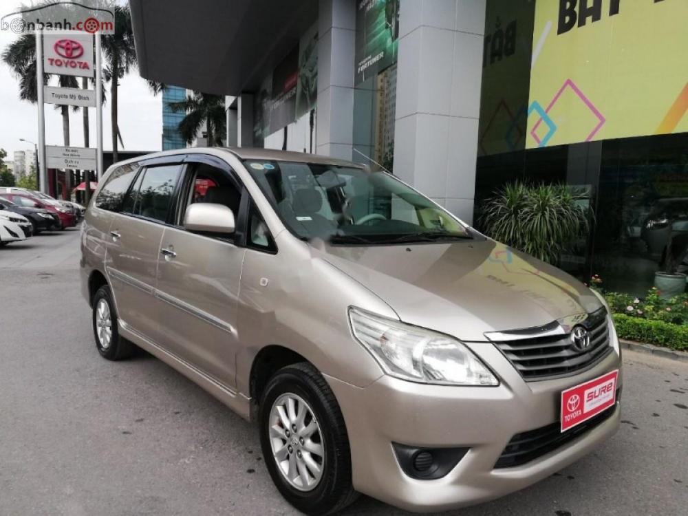 Toyota Innova 2.0E 2013 - Cần bán xe Toyota Innova 2.0E năm sản xuất 2013, màu vàng chính chủ