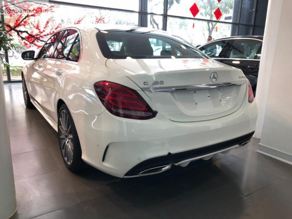 Mercedes-Benz C class C300 AMG 2018 - Bán ô tô Mercedes C300 AMG sản xuất 2018, màu trắng