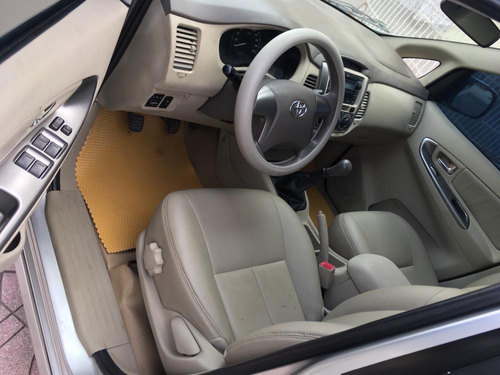 Toyota Innova E 2015 - Bán Toyota Innova E năm sản xuất 2015, màu bạc