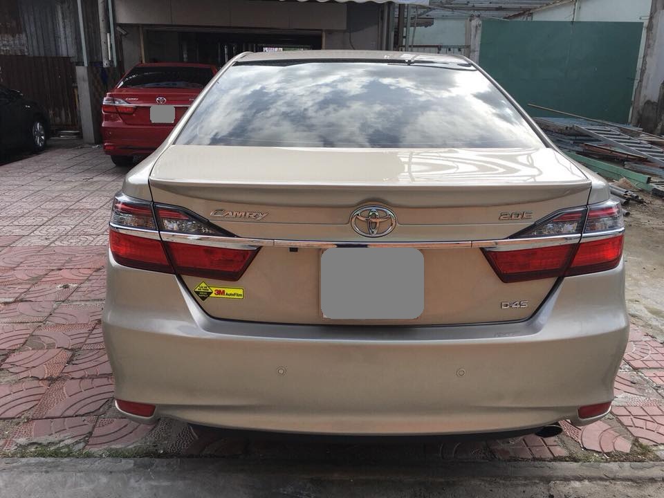 Toyota Camry 2.0E 2018 - Bán gấp Camry 2.0E tự động 4/2018, màu vàng cát xe đi 6000 km