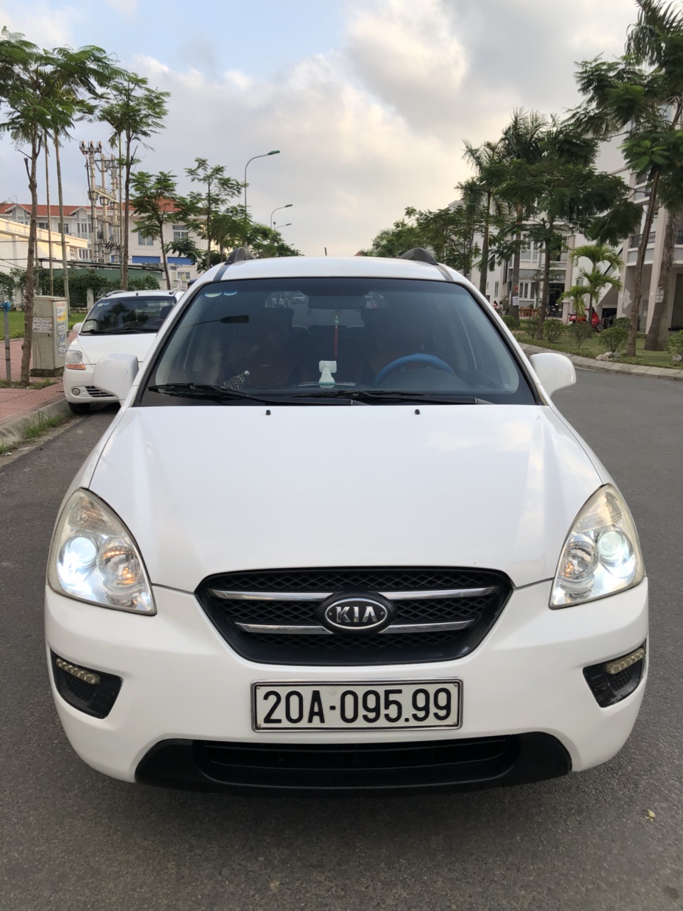 Kia Carens 2010 - Bán Kia Carens 7 chỗ máy 1.6 màu trắng, xe đẹp, không lỗi nhỏ