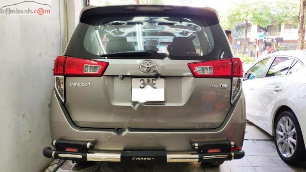 Toyota Innova 2.0E 2017 - Cần bán xe Toyota Innova 2.0E 2017, màu vàng như mới, giá chỉ 715 triệu