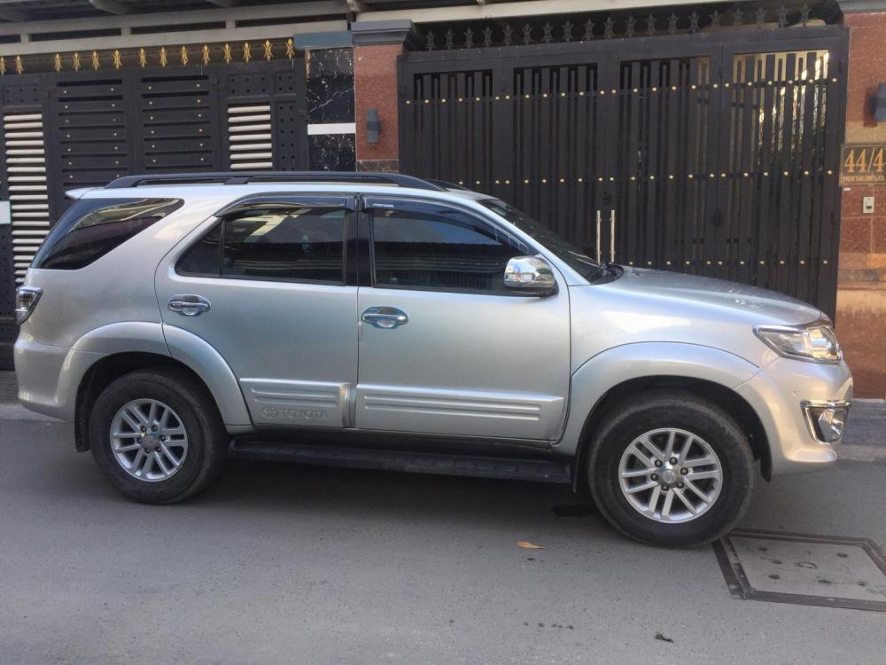 Toyota Fortuner 2012 - Cần tiền bán Fortuner 2012 đăng ký 2013, số tự động, máy xăng, màu bạc