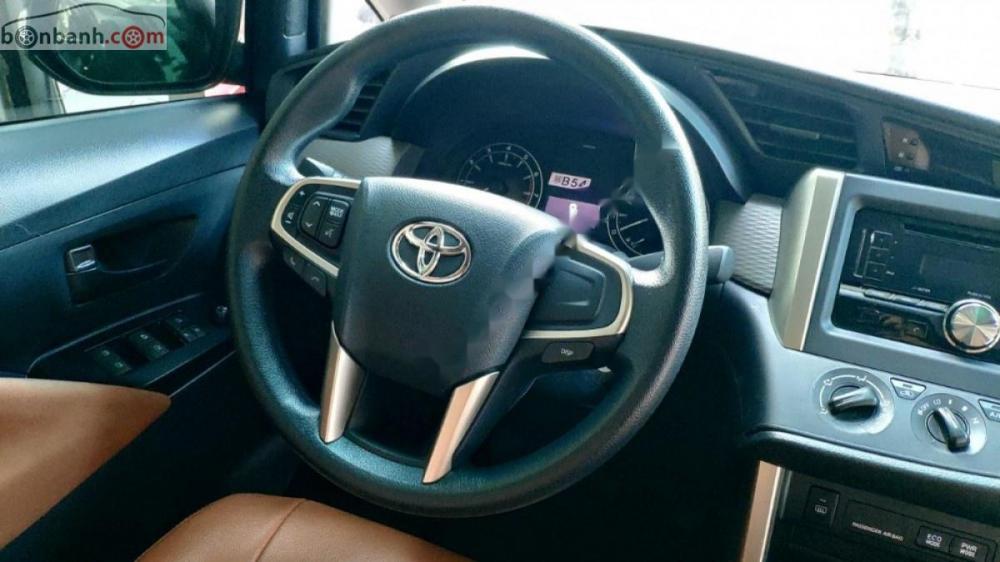 Toyota Innova 2.0E 2017 - Cần bán xe Toyota Innova 2.0E 2017, màu vàng như mới, giá chỉ 715 triệu