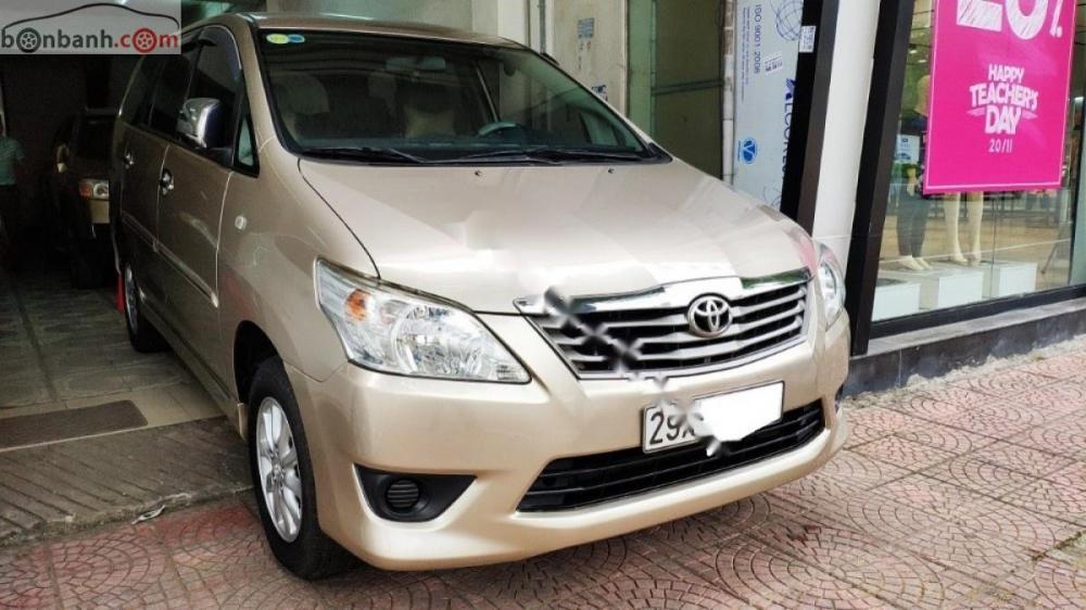 Toyota Innova 2.0E 2013 - Bán Toyota Innova 2.0E sản xuất năm 2013, màu vàng chính chủ, giá 545tr