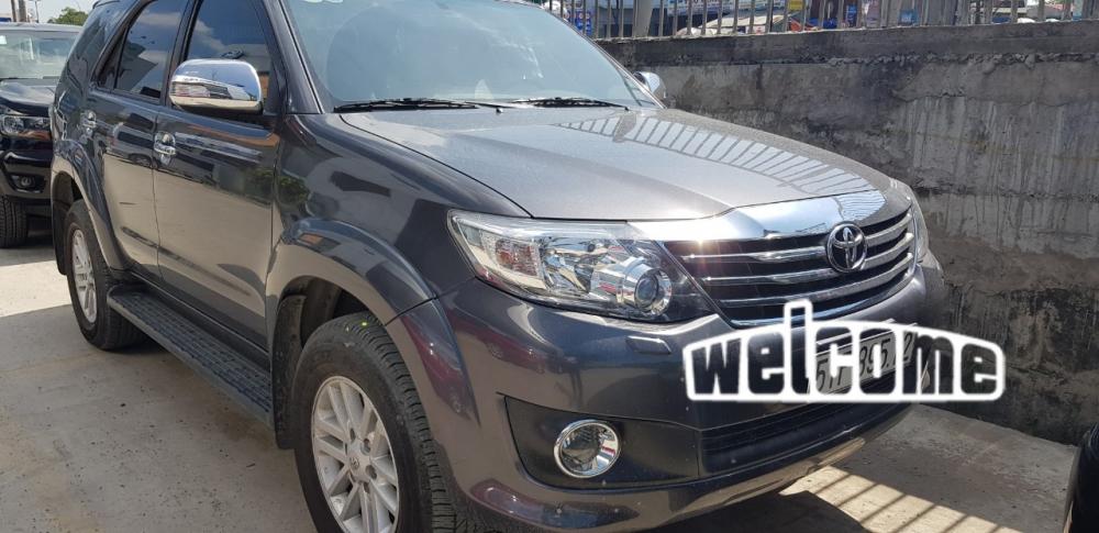 Toyota Fortuner 2013 - Cần bán gấp Toyota Fortuner sản xuất năm 2013, màu xám 