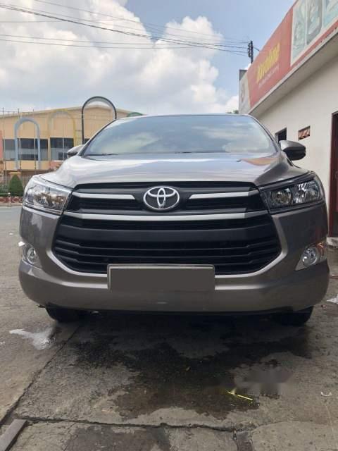 Toyota Innova  2.0E  2018 - Bán Toyota Innova 2.0E năm sản xuất 2018, màu xám số sàn