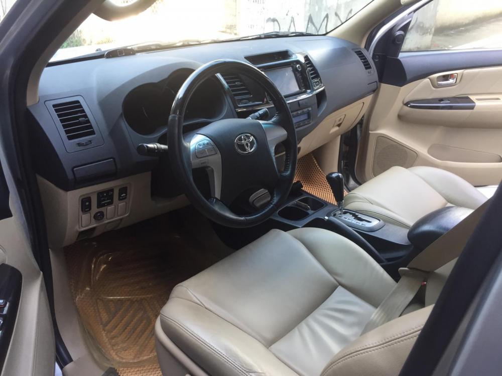 Toyota Fortuner 2012 - Cần tiền bán Fortuner 2012 đăng ký 2013, số tự động, máy xăng, màu bạc