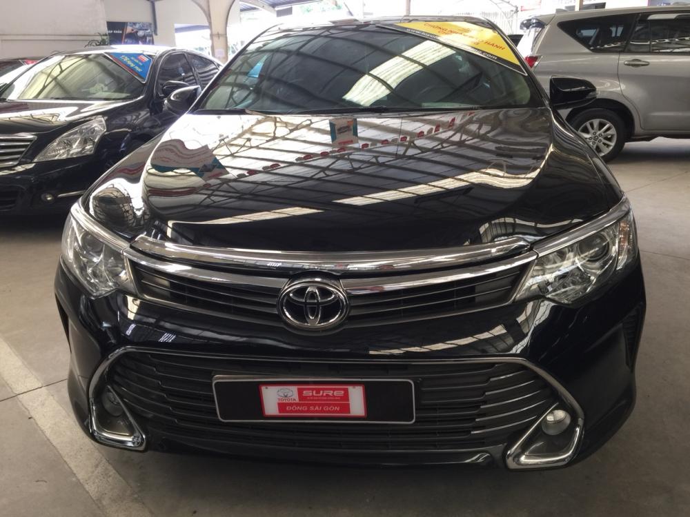 Toyota Camry E 2015 - Bán Toyota Camry E 2015, màu đen, mới đi 34.000km, xe đẹp, giá thương lượng