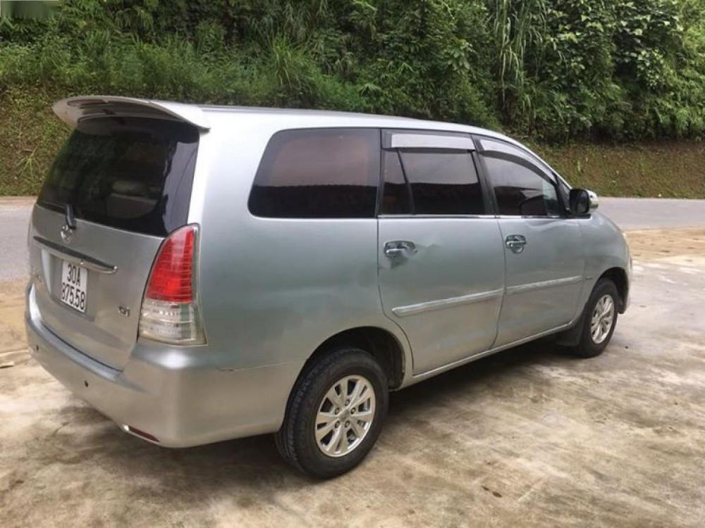 Toyota Innova J 2009 - Cần bán Toyota Innova J năm 2009, màu bạc, giá 275tr