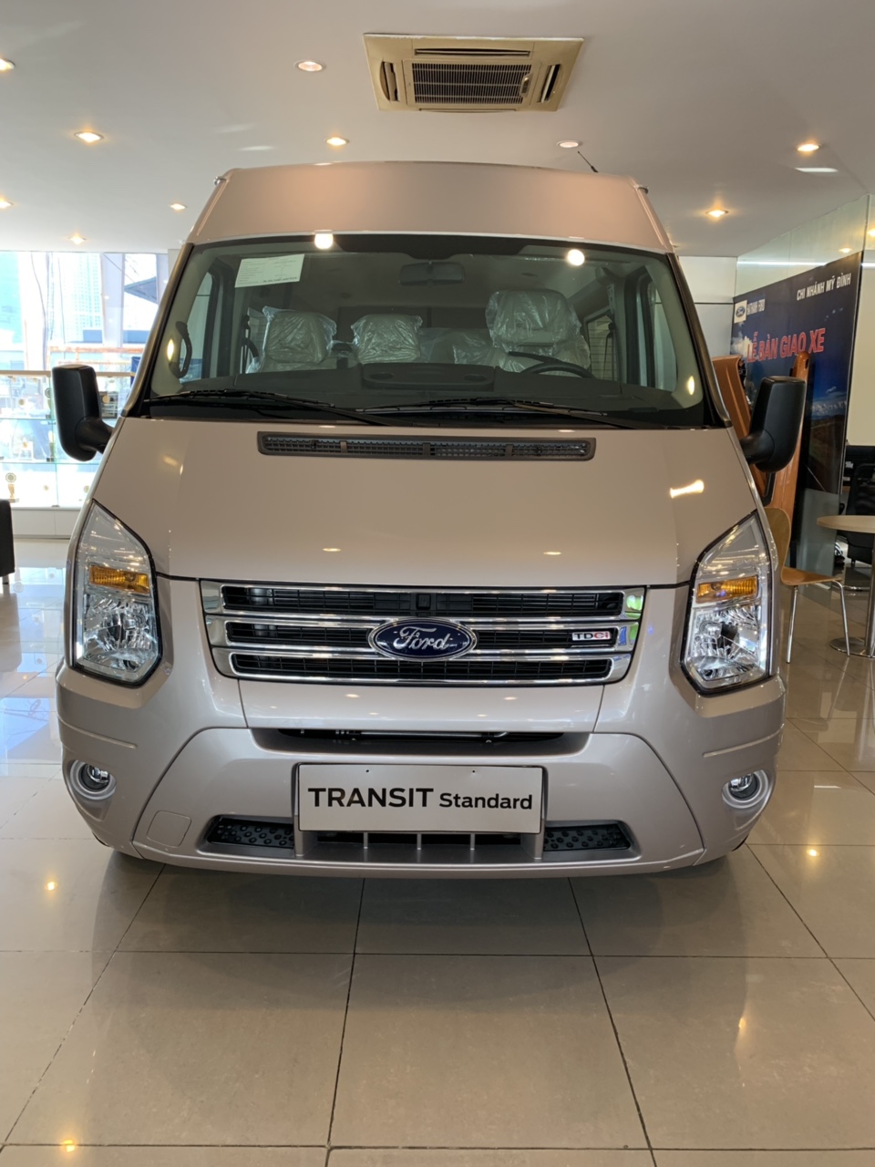 Ford Transit Luxury 2018 - Cần bán Ford Transit Luxury đời 2018, đủ màu, giao ngay, lăn bánh chỉ từ 150 triệu