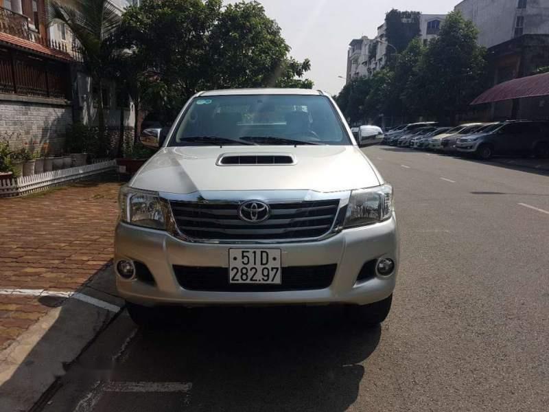 Toyota Hilux E 2014 - Chính chủ bán Toyota Hilux E 2014, màu bạc