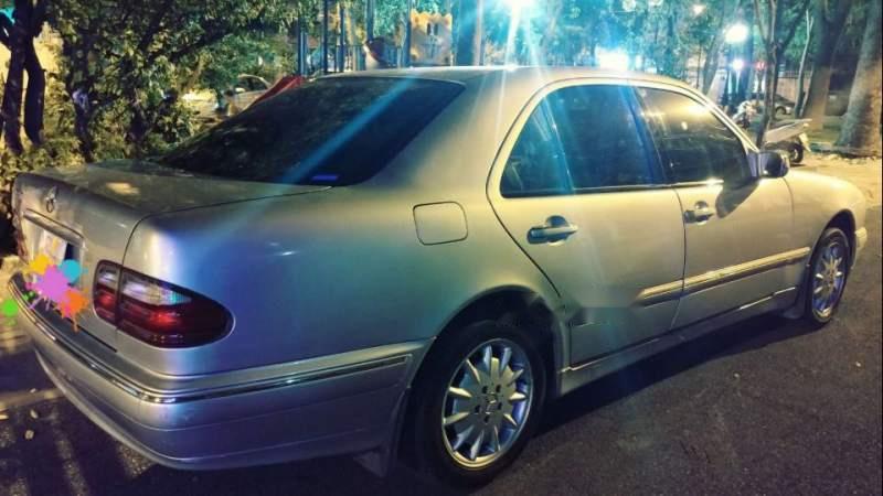 Mercedes-Benz E class E240 2001 - Bán Mercedes E240 đời 2001, màu bạc