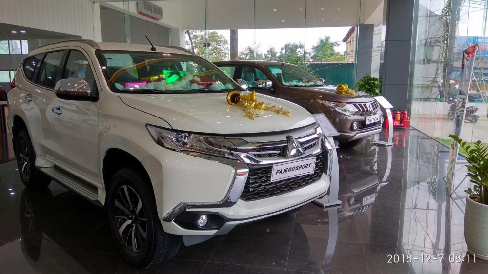 Mitsubishi Pajero Sport 2018 - Bán xe gầm cao Mitsubishi Pajero máy dầu giá tốt, xe màu trắng có sẵn giao ngay ở Quảng Bình