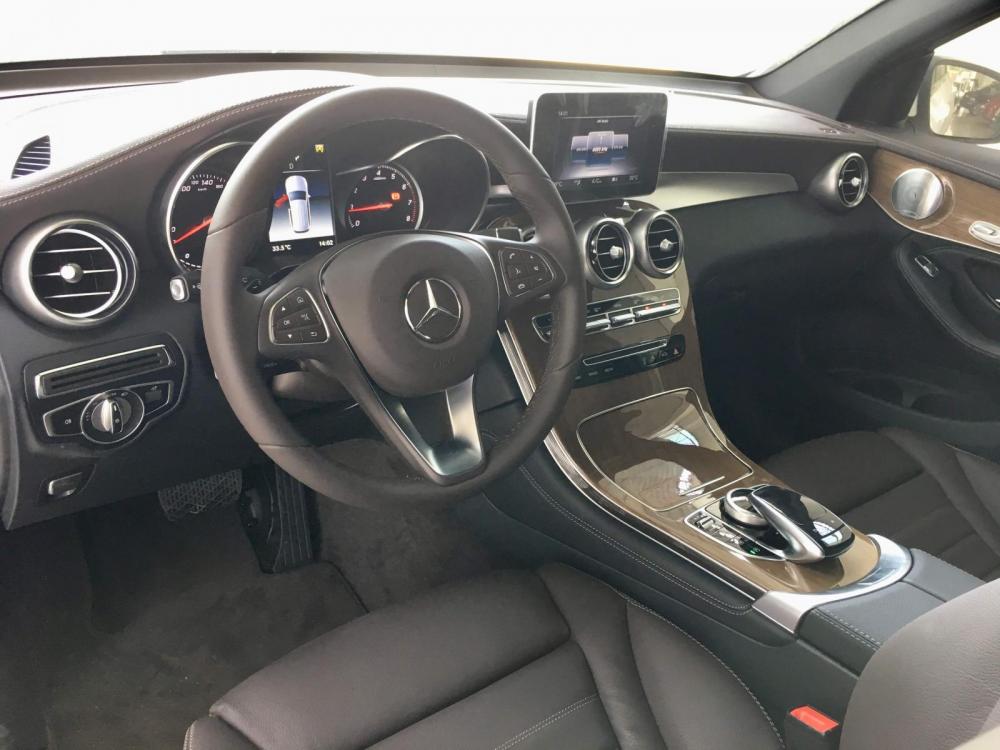 Mercedes-Benz GLC-Class GLC250 2018 - Cần bán Mercedes GLC250 đời 2018, màu trắng, giao xe toàn quốc