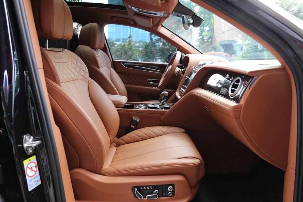 Bentley Bentayga First Edition 2016 - Bentley Bentayga First Edition, model 2016, màu bạc, nhập khẩu nguyên chiếc