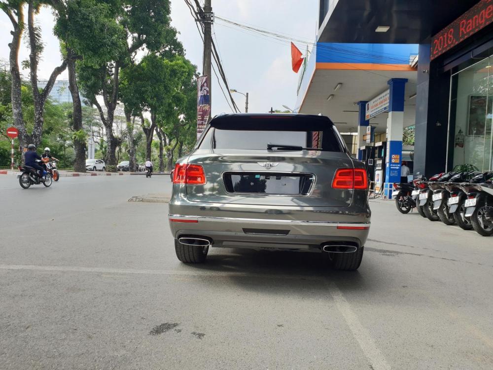 Bentley Bentayga First Edition 2016 - Bentley Bentayga First Edition, model 2016, màu bạc, nhập khẩu nguyên chiếc