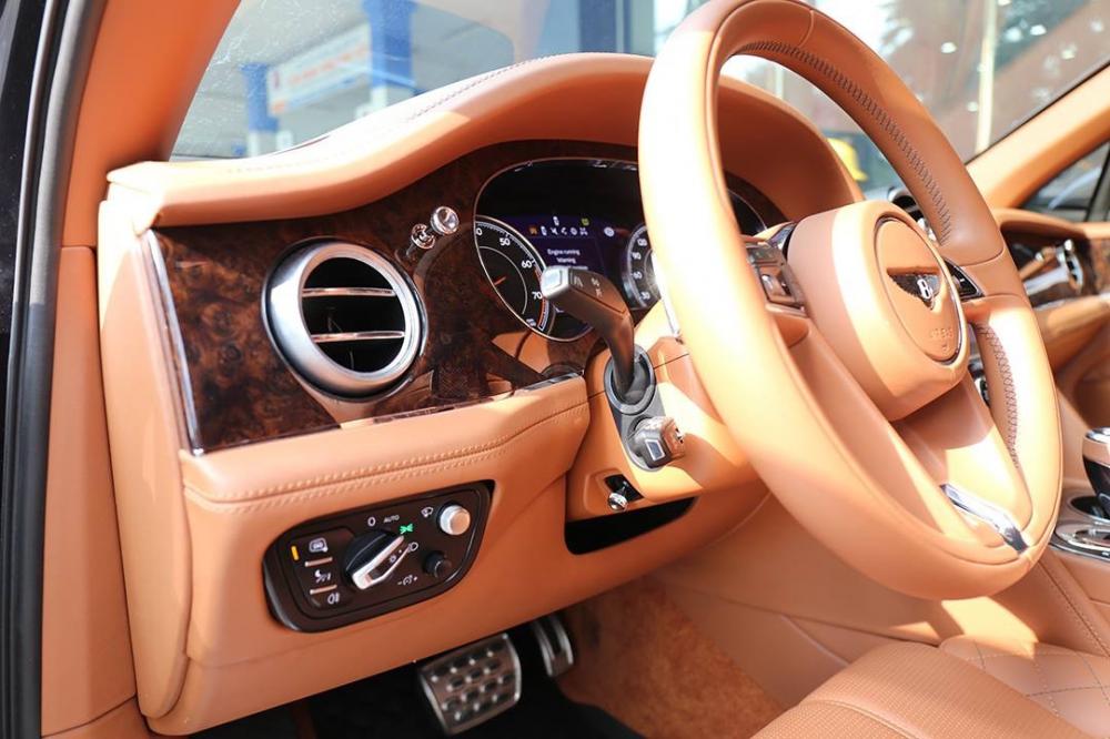 Bentley Bentayga First Edition 2016 - Bentley Bentayga First Edition, model 2016, màu bạc, nhập khẩu nguyên chiếc