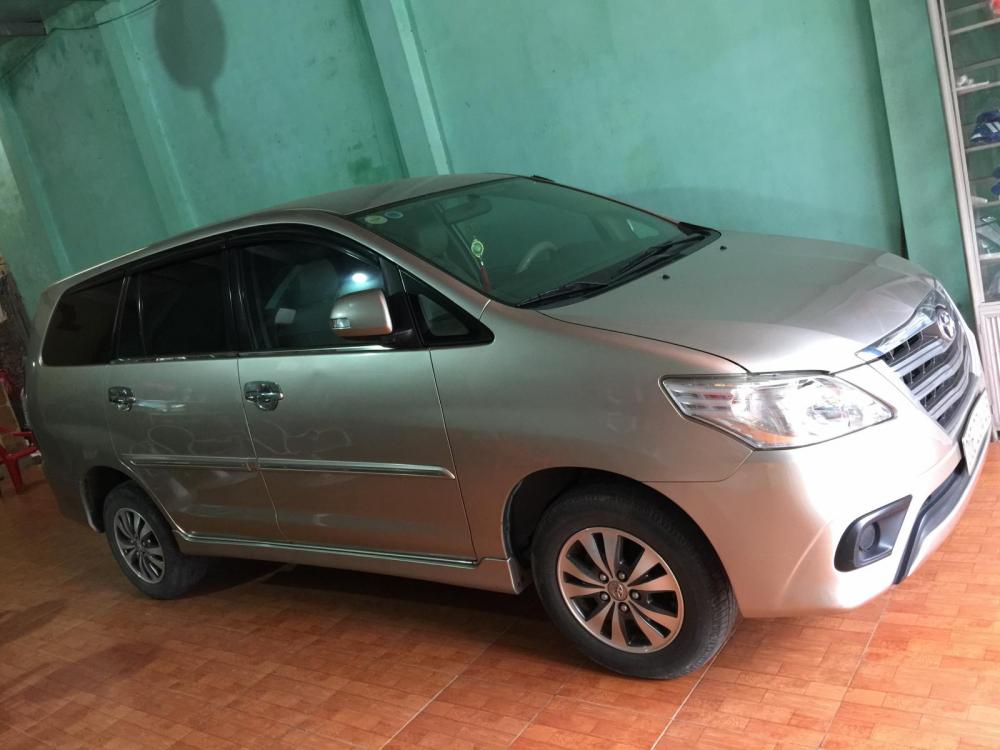 Toyota Innova E 2016 - Bán xe Toyota Innova E đời 2016, màu kem (be)