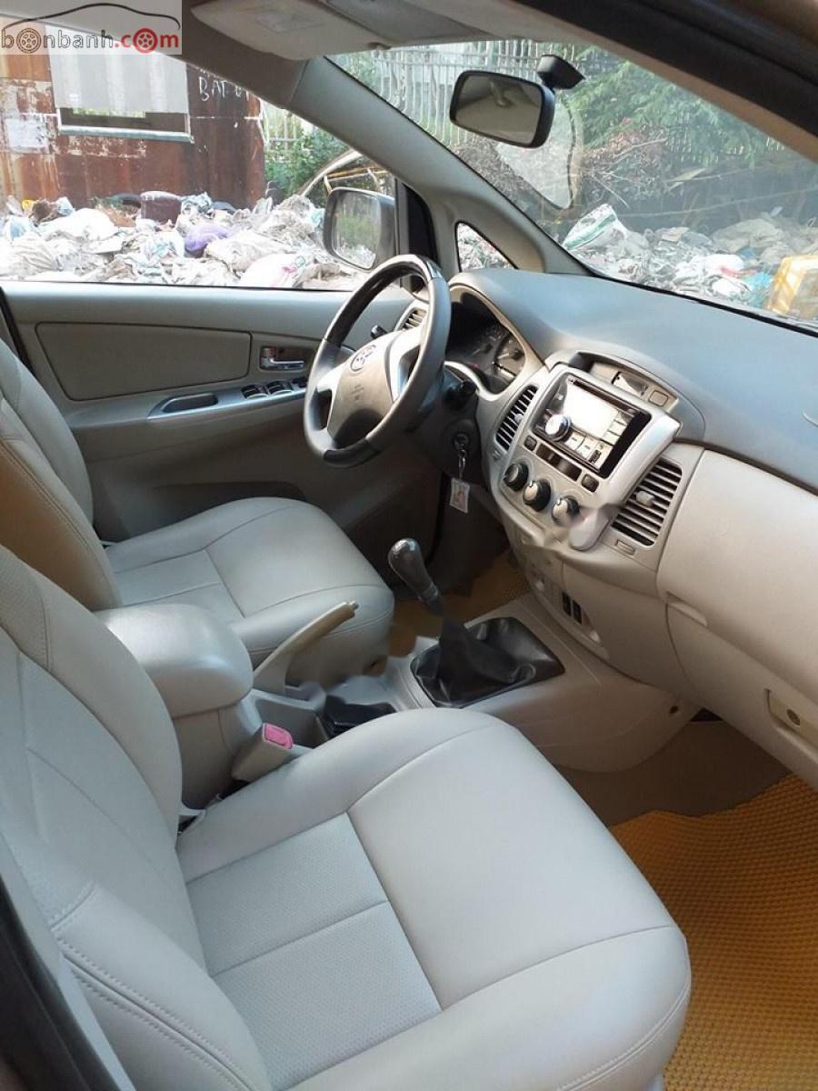 Toyota Innova 2.0E 2014 - Cần bán chiếc xe Toyota Innova E cuối 2014 màu vàng cát