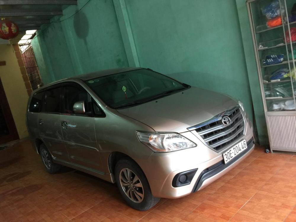 Toyota Innova E 2016 - Bán xe Toyota Innova E đời 2016, màu kem (be)