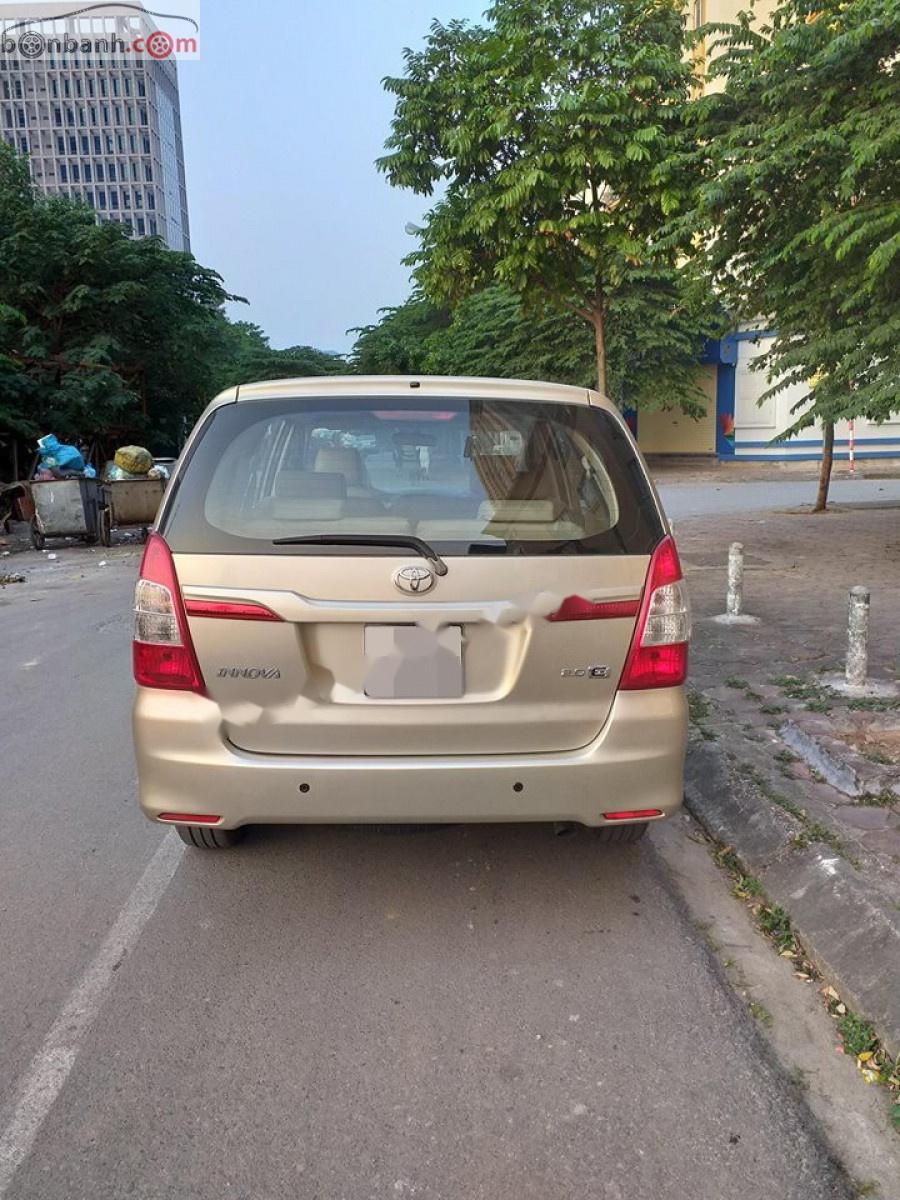 Toyota Innova 2.0E 2014 - Cần bán chiếc xe Toyota Innova E cuối 2014 màu vàng cát