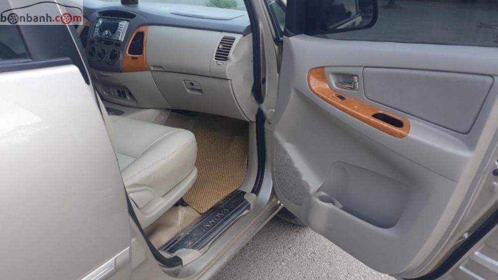 Toyota Innova G 2010 - Tôi bán xe Innova G 2.0 màu bạc, số tay s, ản xuất năm 2010, đã đi 8,5 vạn