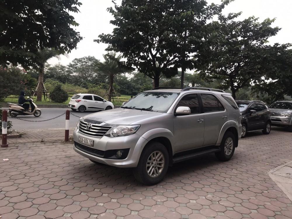 Toyota Fortuner V 2014 - Cần bán Toyota Fortuner V sản xuất 2014, màu bạc