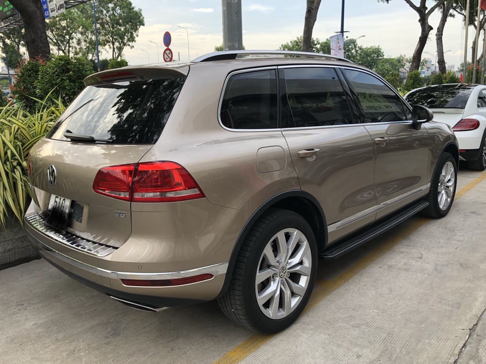 Volkswagen Touareg 2018 - Bán xe Volkswagen Touareg xe mới 98% - Xe đăng ký 2018 - Bảo hành 1,5 năm
