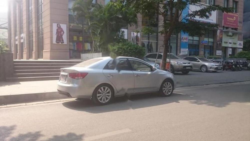 Kia Forte SLi 2010 - Bán xe Kia Forte SLi sản xuất 2010, màu bạc, xe nhập, 395tr