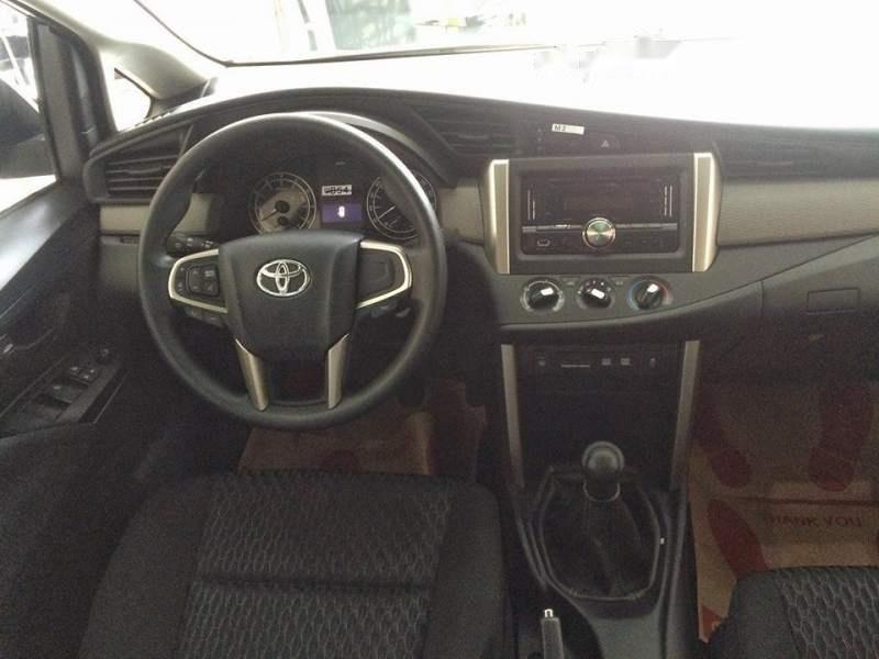 Toyota Innova  2.0E MT 2018 - Bán ô tô Toyota Innova đời 2018, màu xám, giá tốt