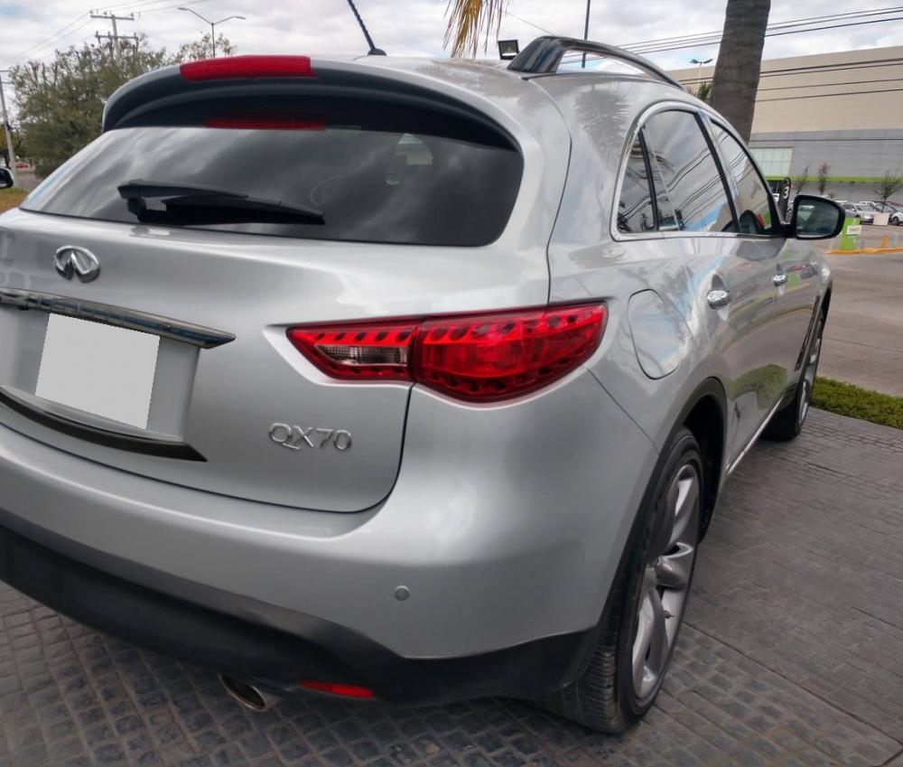 Infiniti QX70   2016 - Cần tiền bán gấp xe Infiniti QX70 2016, xe màu bạc