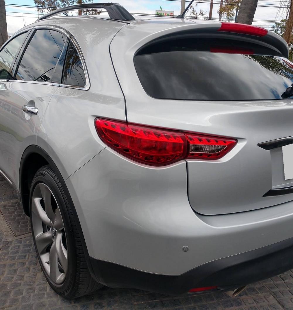 Infiniti QX70   2016 - Cần tiền bán gấp xe Infiniti QX70 2016, xe màu bạc