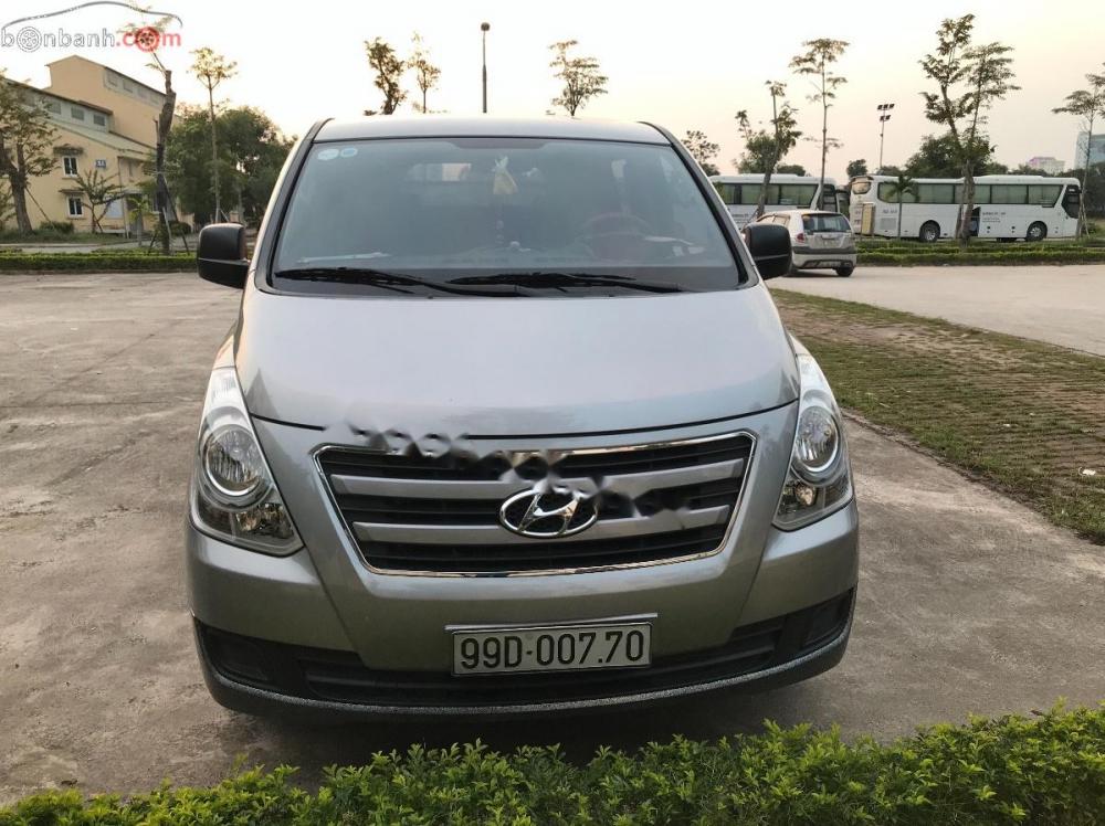 Hyundai Grand Starex Van 2.4 MT 2017 - Bán Hyundai Grand Starex Van 2.4 MT đời 2017, màu xám, xe nhập còn mới