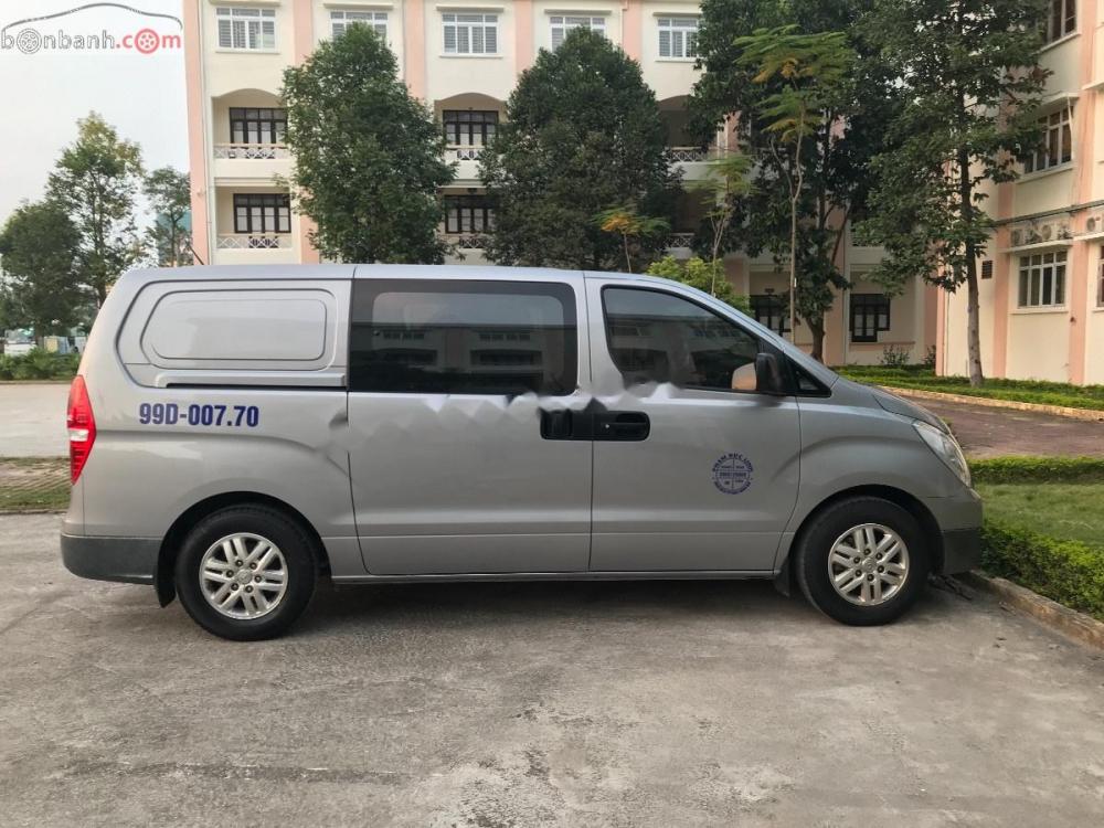 Hyundai Grand Starex Van 2.4 MT 2017 - Bán Hyundai Grand Starex Van 2.4 MT đời 2017, màu xám, xe nhập còn mới