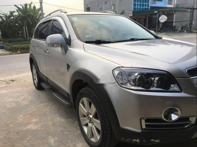 Chevrolet Captiva 2010 - Bán xe Chevrolet Captiva năm sản xuất 2010, màu bạc, xe gia đình