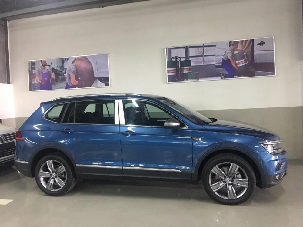 Volkswagen Tiguan 2018 - Bán Volkswagen Tiguan sản xuất năm 2018, màu xanh lam, xe nhập khẩu nguyên chiếc