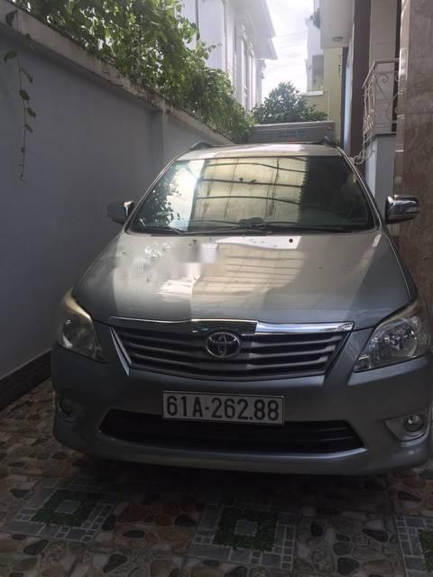 Toyota Innova   V  2012 - Bán Toyota Innova V sản xuất năm 2012, màu bạc số tự động