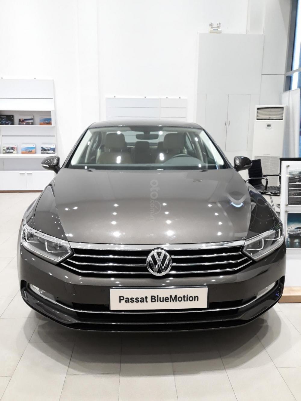 Volkswagen Passat 2018 - Bán Passat 1.8 Turbo nhập Đức, dáng sang, đẹp, lái êm, an toàn, vay 90%, lãi thấp chỉ4,99% bảo dưỡng thấp 1,5triệu/lần