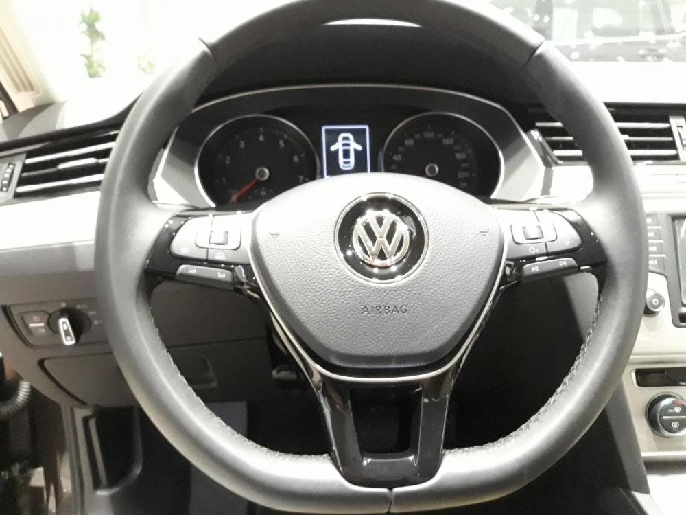 Volkswagen Passat 2018 - Bán Passat 1.8 Turbo nhập Đức, dáng sang, đẹp, lái êm, an toàn, vay 90%, lãi thấp chỉ4,99% bảo dưỡng thấp 1,5triệu/lần