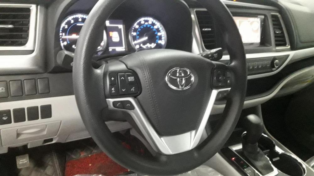 Toyota Highlander LE 2.7L 2016 - Bán Toyota Highlander LE đời 2017, màu trắng, nhập Mỹ