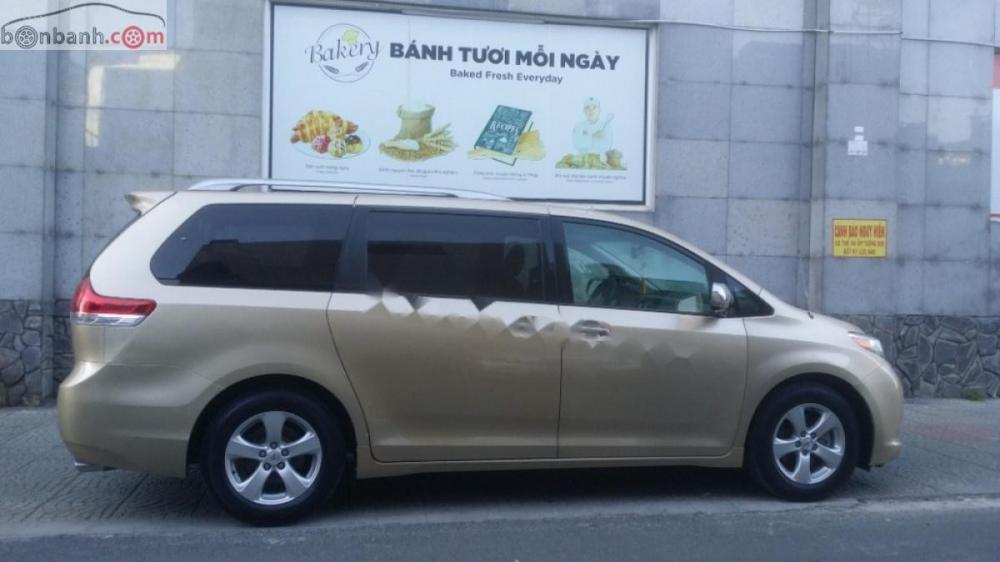 Toyota Sienna LE 3.5 2010 - Gia đình bán xe Toyota Sienna LE 3.5 năm sản xuất 2010, màu vàng, xe nhập