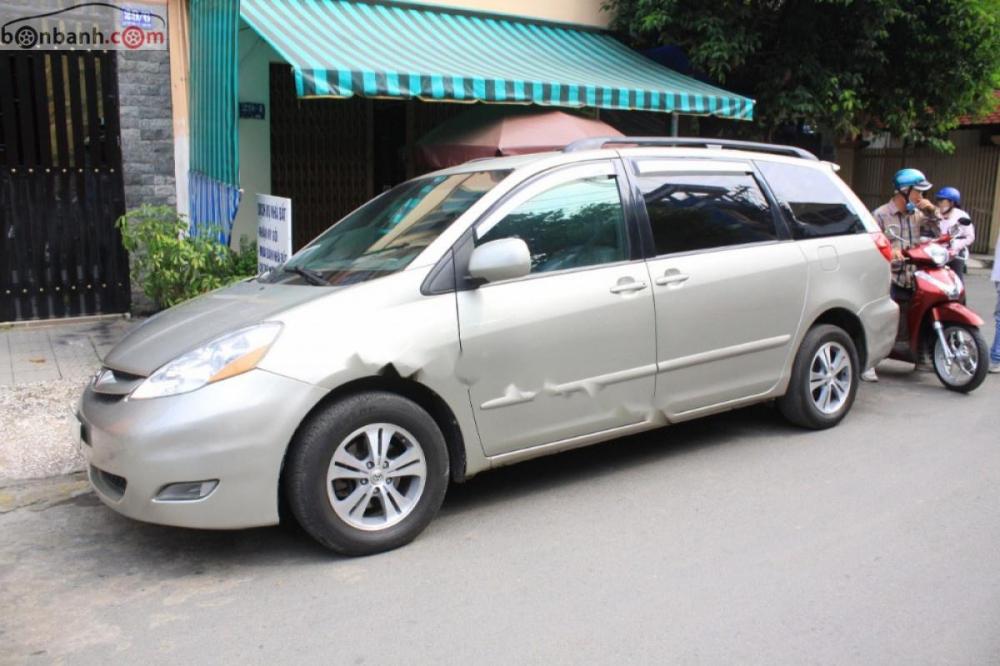 Toyota Sienna LE 3.3 2006 - Cần bán xe Toyota Sienna LE 3.3 đời 2006, màu bạc, nhập khẩu nguyên chiếc, giá 570tr