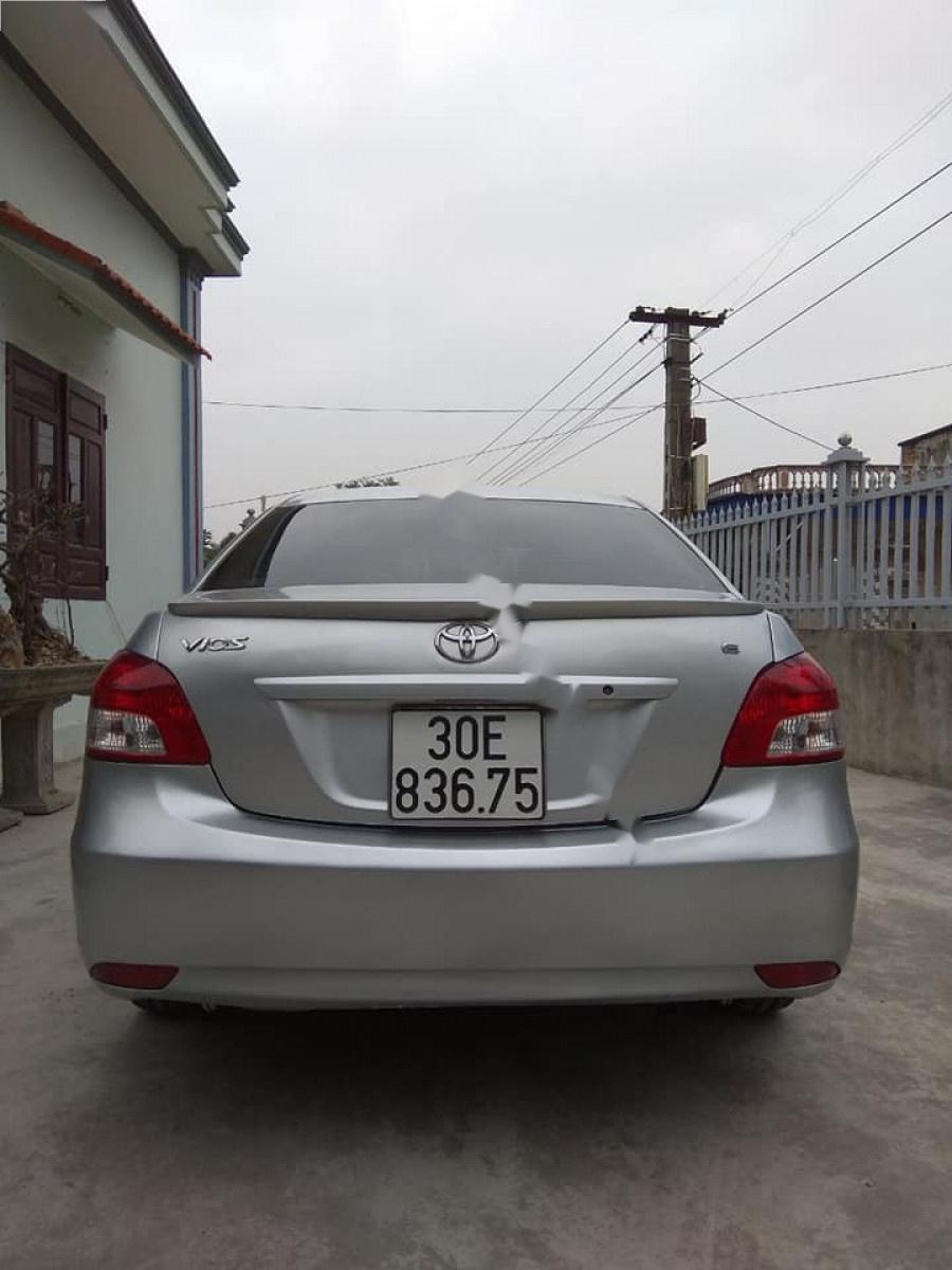 Toyota Vios 2010 - Cần bán Toyota Vios đời 2010, màu bạc số sàn