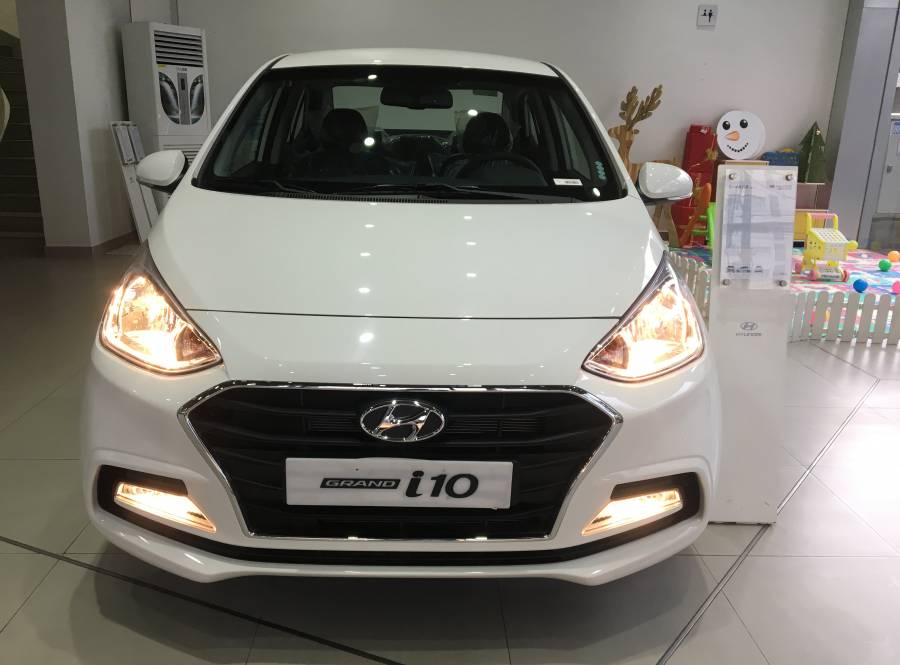 Hyundai Grand i10 1.2  AT 2019 - Bán Hyundai Grand i10 1.2 Sedan AT đời 2019, màu trắng, xe giao ngay