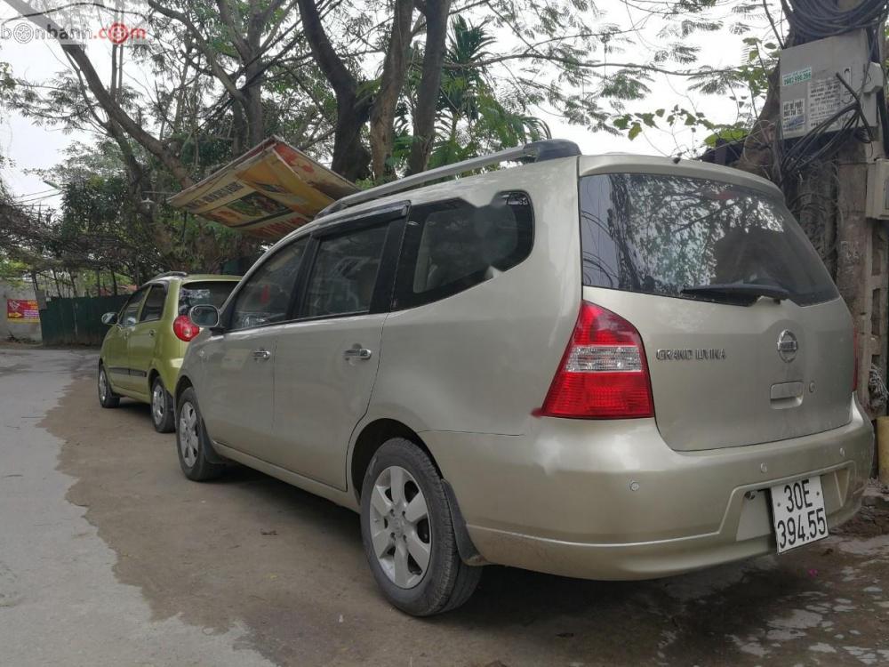 Nissan Grand livina 2011 - Bán Grand Livina 1.8AT, màu vàng, xe gia đình chạy đúng 8 vạn